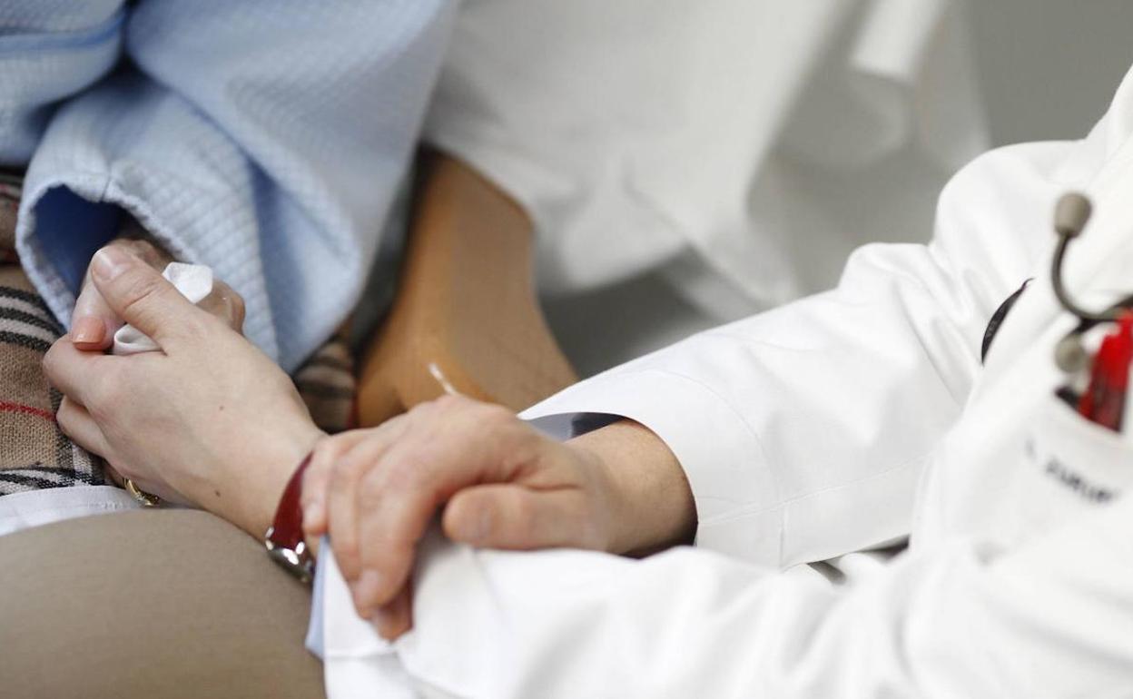 La prestación vinculada al servicio es una ayuda económica destinada al pago de servicios de atención residencial, atención diurna o ayuda a domicilio,.