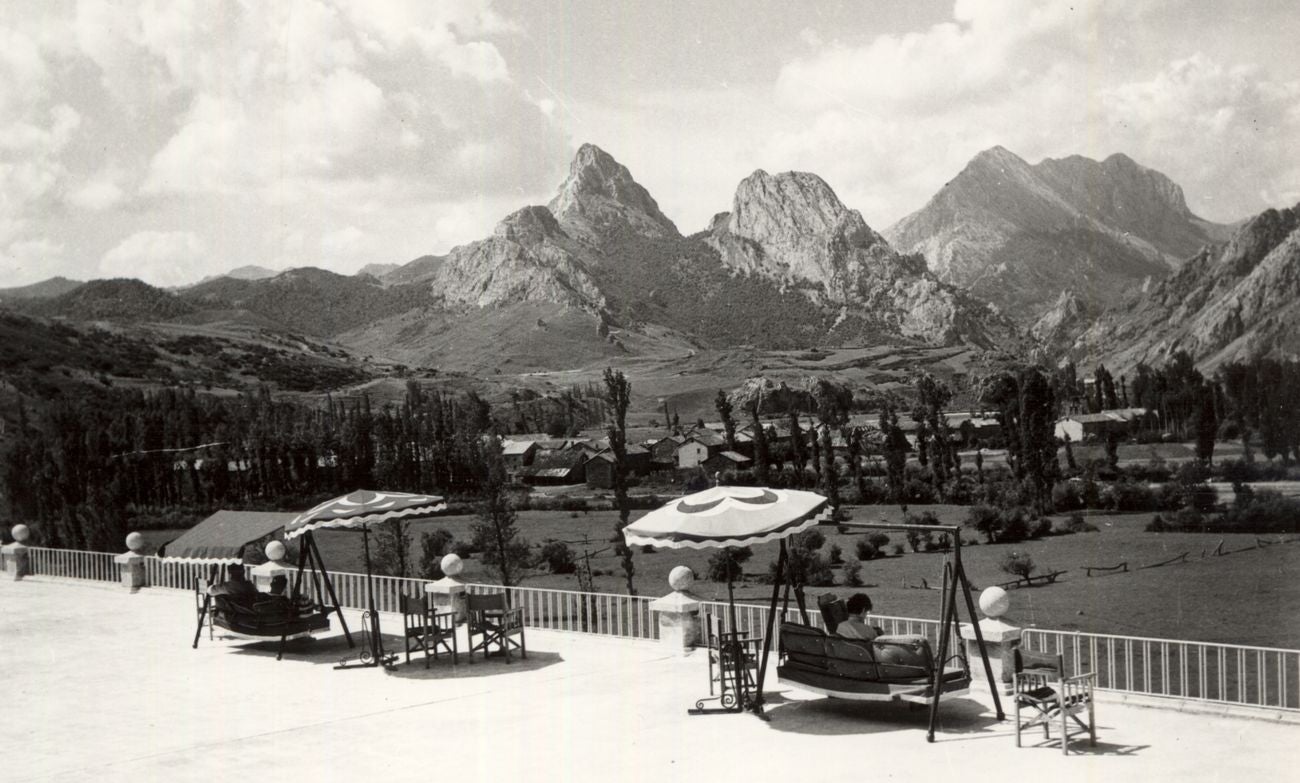 El antiguo Parador Nacional de Turismo de Riaño se inauguró oficialmente el 7 de julio de 1951 | Su lujo, desmesurado para la época, le convirtió en un poco de atracción social y económico y su influencia convirtió a su área de influencia en la 'pequeña Suiza' | Recuperarlo sigue siendo una deuda pendiente con la montaña de León. 