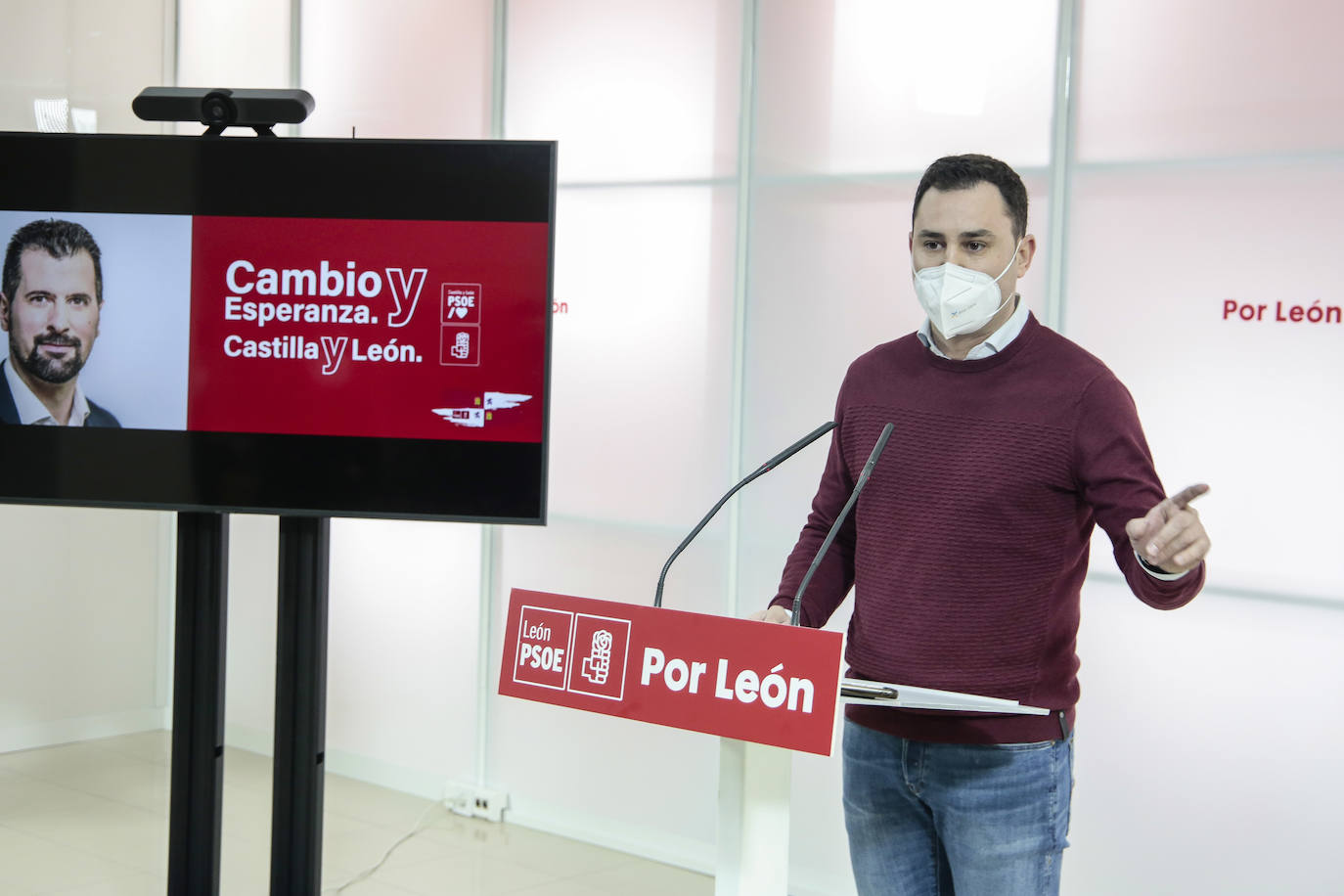 El secretario provincial del PSOE en León, Javier Alfonso Cendón, afirma que el consejero de Fomento y Medio Ambiente no contesta a una solicitud pendiente