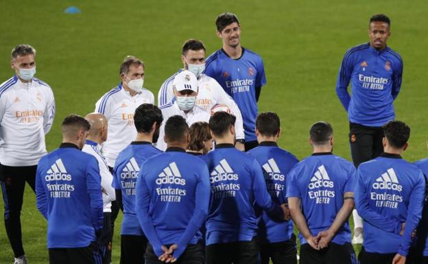 Carlo Ancelotti habla con sus futbolistas al comienzo del entrenamiento llevado a cabo en Riad. 