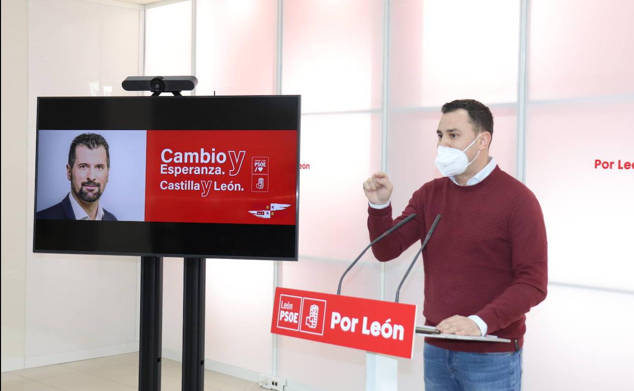 Javier Alfonso Cendón, secretario general del PSOE de León, durante un acto de precampaña.