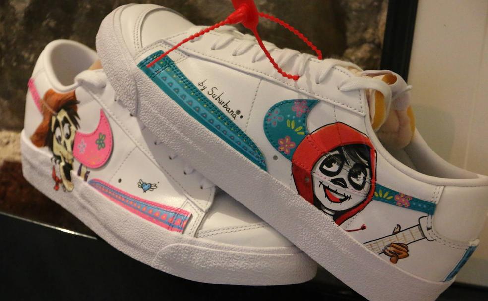 Uno de los pares de zapatillas personalizados por el tatuador Gerardo Santos con motivos de la película de Disney 'Coco'.