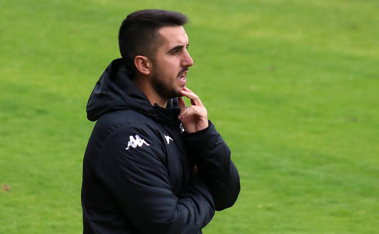 Adrián Cantabrana, entrenador del Juvenil A de la Cultural, durante un partido de esta temporada.