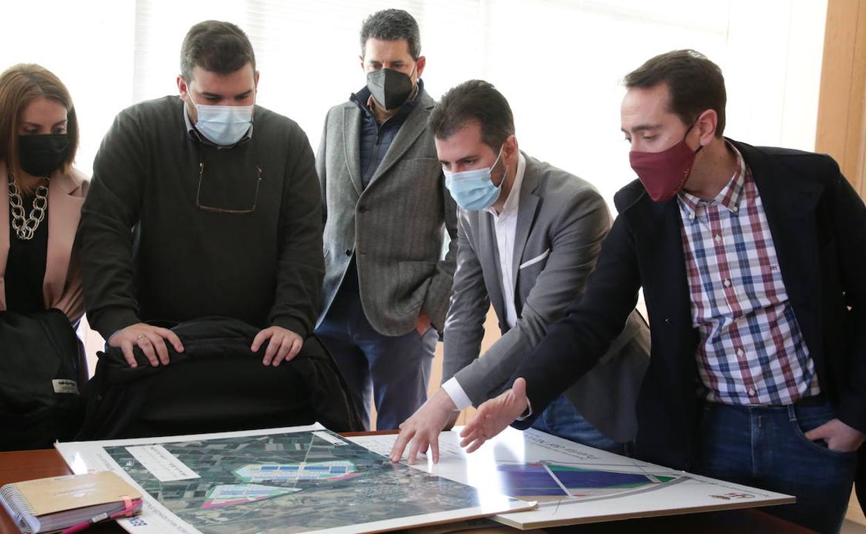 El secretario general del PSOE de Castilla y León visita el Centro de Transportes de Benavente.