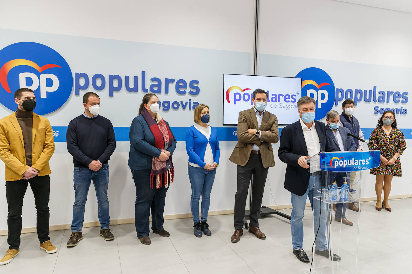 El director regional de Campaña del PPCyL, Raúl de la Hoz, mantiene un encuentro con los candidatos del PP de Segovia a las autonómicas, encabezados por el secretario autonómico del PPCyL, Francisco Vázquez. En la mesa junto a la secretaria provincial del PP de Segovia, Paloma Sanz.