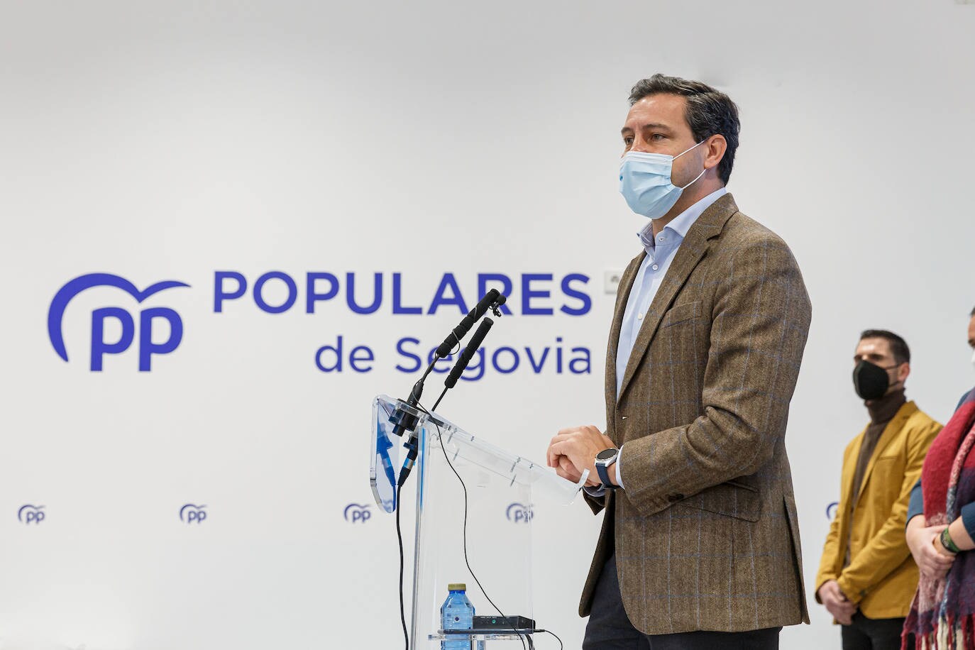 El director regional de Campaña del PPCyL, Raúl de la Hoz, mantiene un encuentro con los candidatos del PP de Segovia a las autonómicas, encabezados por el secretario autonómico del PPCyL, Francisco Vázquez. En la mesa junto a la secretaria provincial del PP de Segovia, Paloma Sanz.