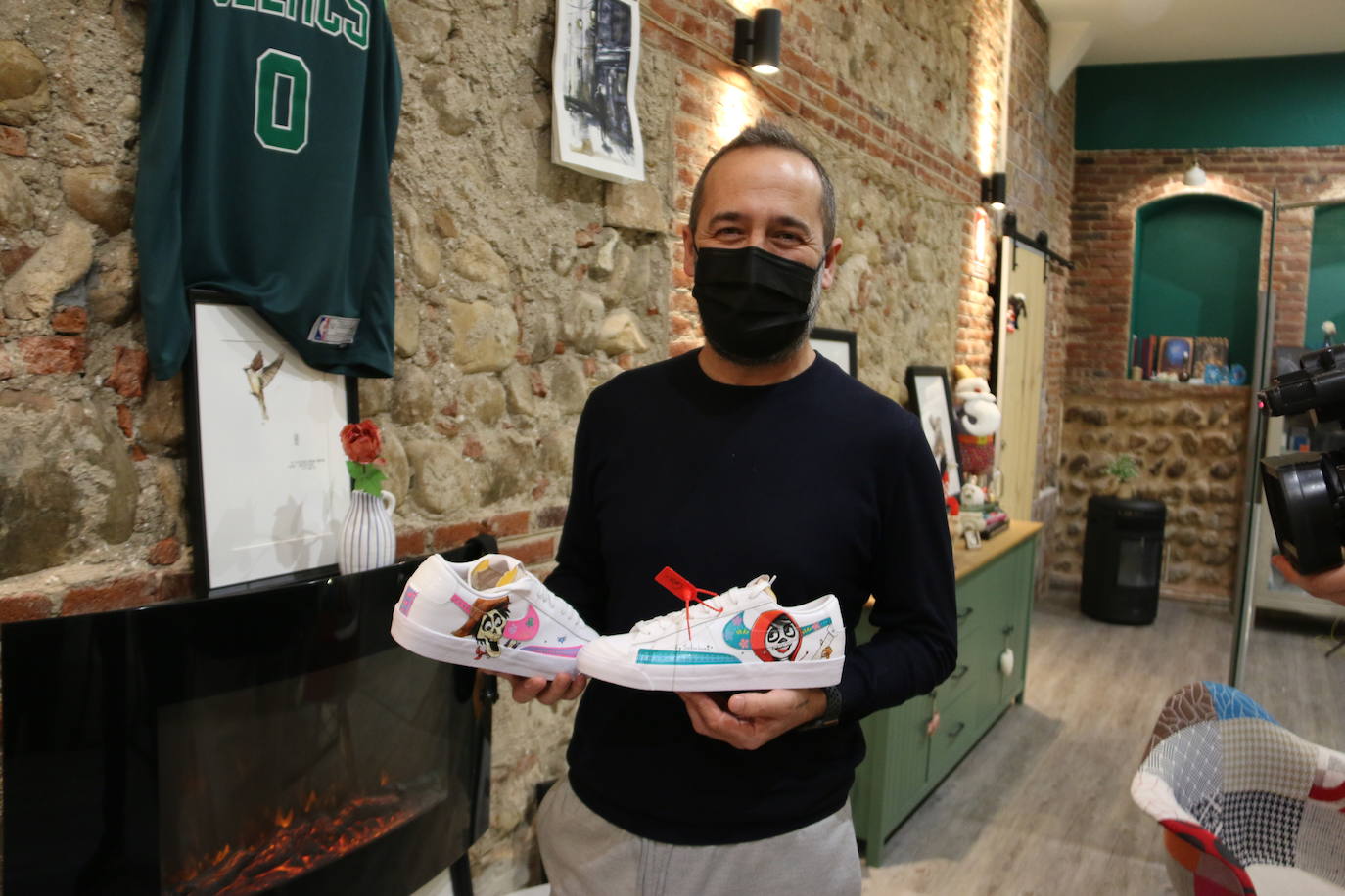 El tatuador leonés Gerardo Santos, del estudio de Arte y Tatuaje 'La Fábrica de Chocolate', realiza diseños exclusivos en zapatillas deportivas | «En poco más de un año hemos hecho cerca de 50 pares»