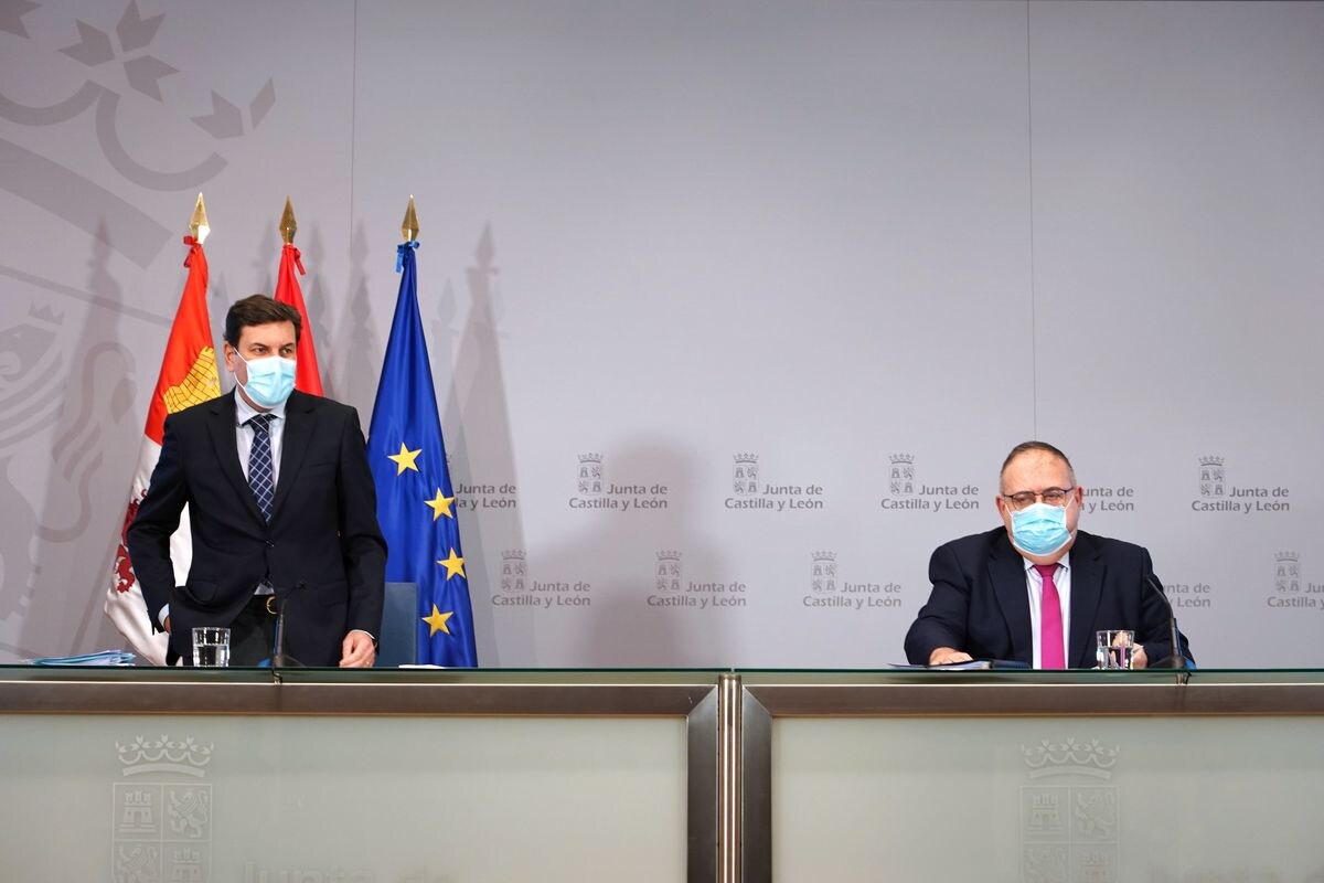 El consejero de Economía y Hacienda y portavoz, Carlos Fernández Carriedo, y el consejero de Sanidad, Alejandro Vázquez, comparecen en rueda de prensa posterior al Consejo de Gobierno