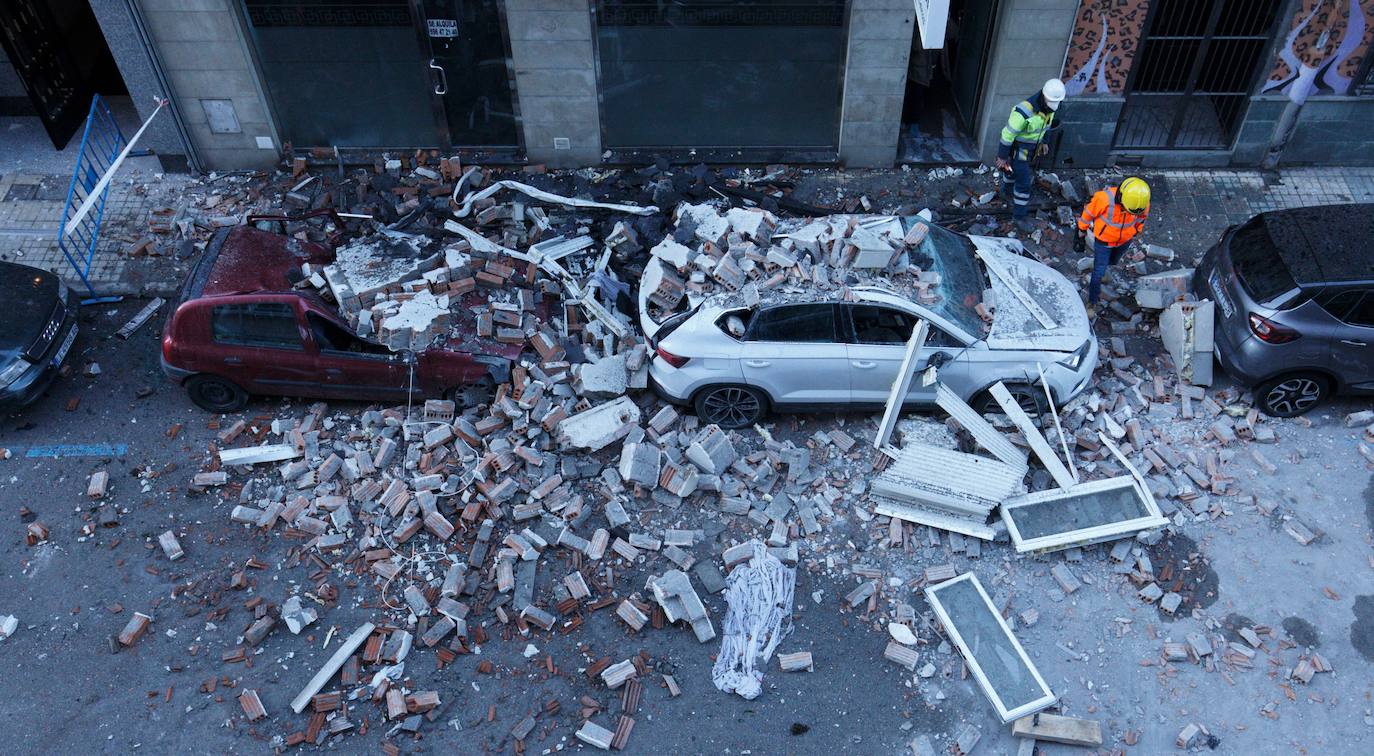 La voladura intencionada de una vivienda que iba a ser desahuciada destroza un inmueble en Ponferrada. Los hechos han ocurrido esta madurgada en la capital berciana y obligó a desalojar por unas horas a los vecinos de las casas colindantes. La explosión de una bombona de gas, a manos del único inquilino y residente en el inmueble, ha causado daños en al menos dos plantas del edificio y cuatro vehículos. 