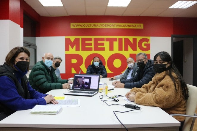 Imagen del Comité Organizador del Centenario de la Cultural en su reunión del pasado martes en el 'meeting room' del conjunto leonés.