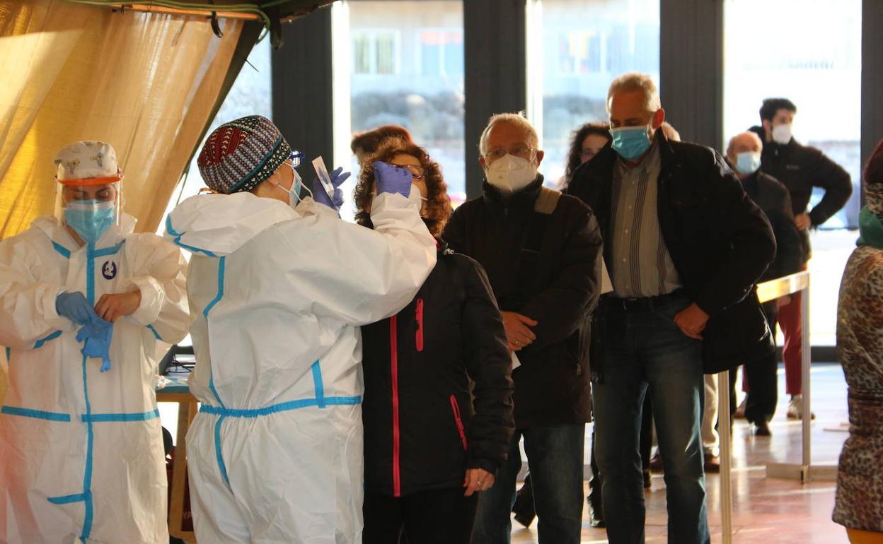 Una enfermera realiza un test de antígenos a una leonesa en el Palacio de Exposiciones de León durante uno de los cribados masivos del pasado año.