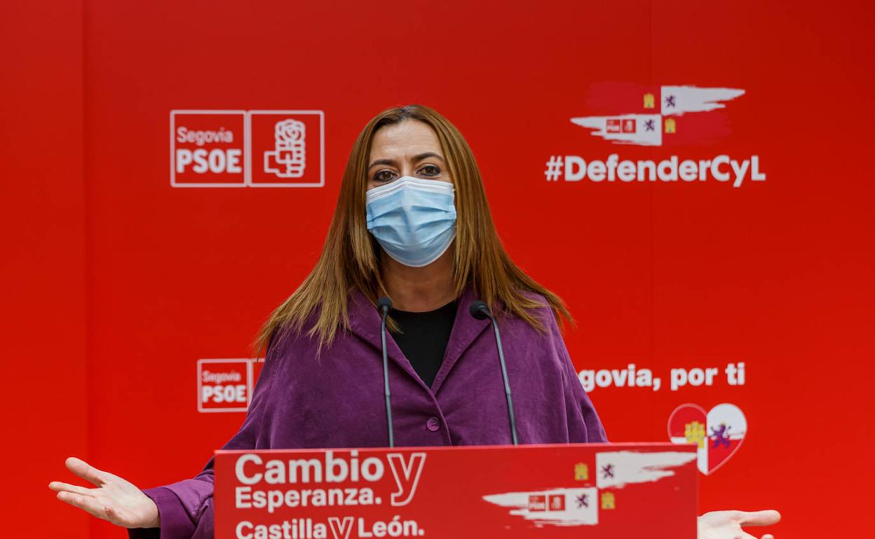 La vicesecretaria general del PSCyL, Virginia Barcones, atiende a los medios de comunicación junto al secretario general del PSOE de Segovia, José Luis Aceves, y el secretario de Política Municipal del PSOE de Segovia, Alberto Peñas, sobre los fondos del Plan España