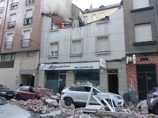 La voladura intencionada de una vivienda que iba a ser desahuciada destroza un inmueble en Ponferrada. Los hechos han ocurrido esta madurgada en la capital berciana y obligó a desalojar por unas horas a los vecinos de las casas colindantes. La explosión de una bombona de gas, a manos del único inquilino y residente en el inmueble, ha causado daños en al menos dos plantas del edificio y cuatro vehículos. 