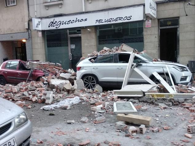 La voladura intencionada de una vivienda que iba a ser desahuciada destroza un inmueble en Ponferrada. Los hechos han ocurrido esta madurgada en la capital berciana y obligó a desalojar por unas horas a los vecinos de las casas colindantes. La explosión de una bombona de gas, a manos del único inquilino y residente en el inmueble, ha causado daños en al menos dos plantas del edificio y cuatro vehículos. 