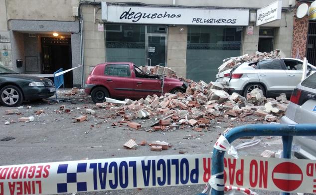 La voladura intencionada de una vivienda que iba a ser desahuciada destroza un inmueble en Ponferrada. Los hechos han ocurrido esta madurgada en la capital berciana y obligó a desalojar por unas horas a los vecinos de las casas colindantes. La explosión de una bombona de gas, a manos del único inquilino y residente en el inmueble, ha causado daños en al menos dos plantas del edificio y cuatro vehículos. 