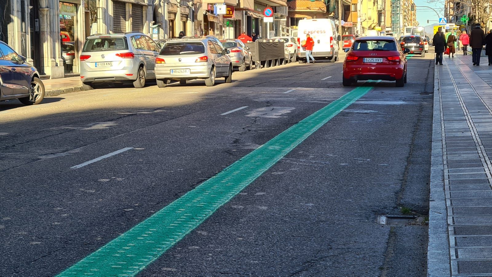 León estrena un carril experimental de color verde para recogida de datos desde la calle Padre Isla hasta la plaza del Espolón pasando por Álvaro López Núñez | El plan se incluye dentro del proyecto de Transporte Urbano Metropolitano de León y su alfoz, en el que participa el Ayuntamiento y la Junta con financiación estatal. 