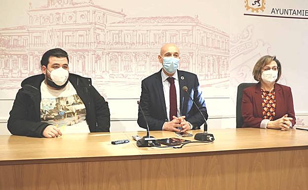 De izquierda a derecha, Néstor López, productor de 'Mamá' y 'Nacer', José Antonio Diez, alcalde de León, y Evelia Fernández, concejala de Cultural.