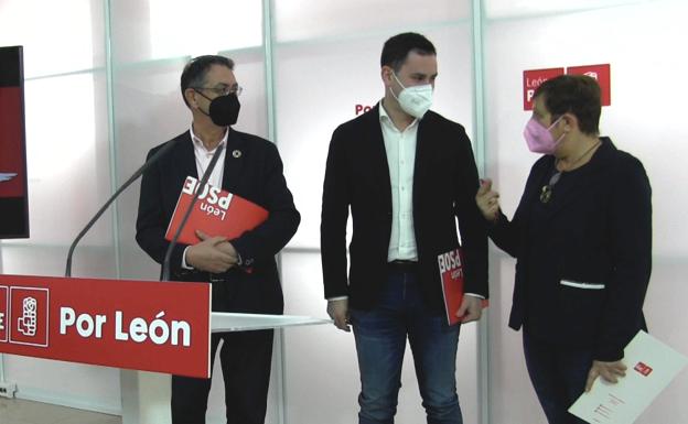 Los senadores socialistas por León, Salvador Vidal y Carmen Morán, junto con el secretario Javier Alfonso Cendón.