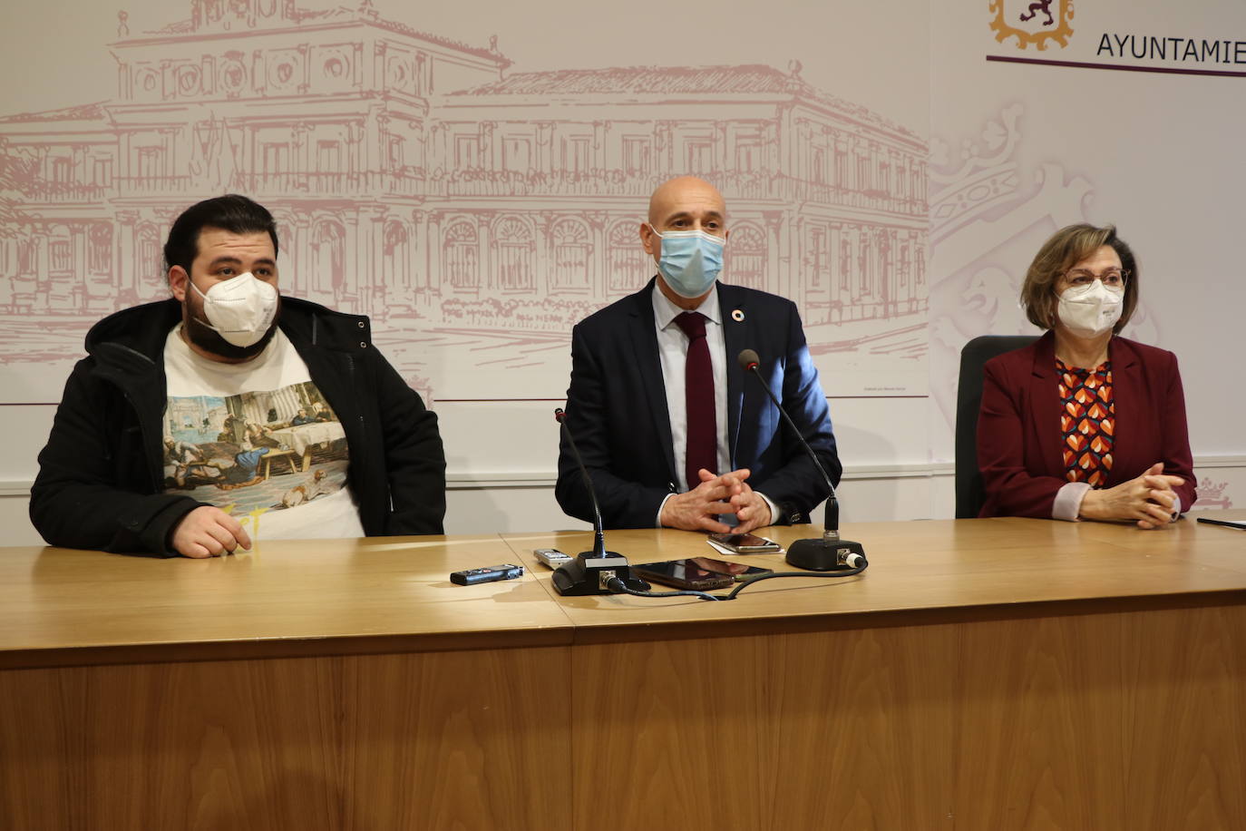 El cineasta leonés participa en dos obras nominadas a los Goya, el documental 'Mamá' y el cortometraje de animación 'Nacer'.