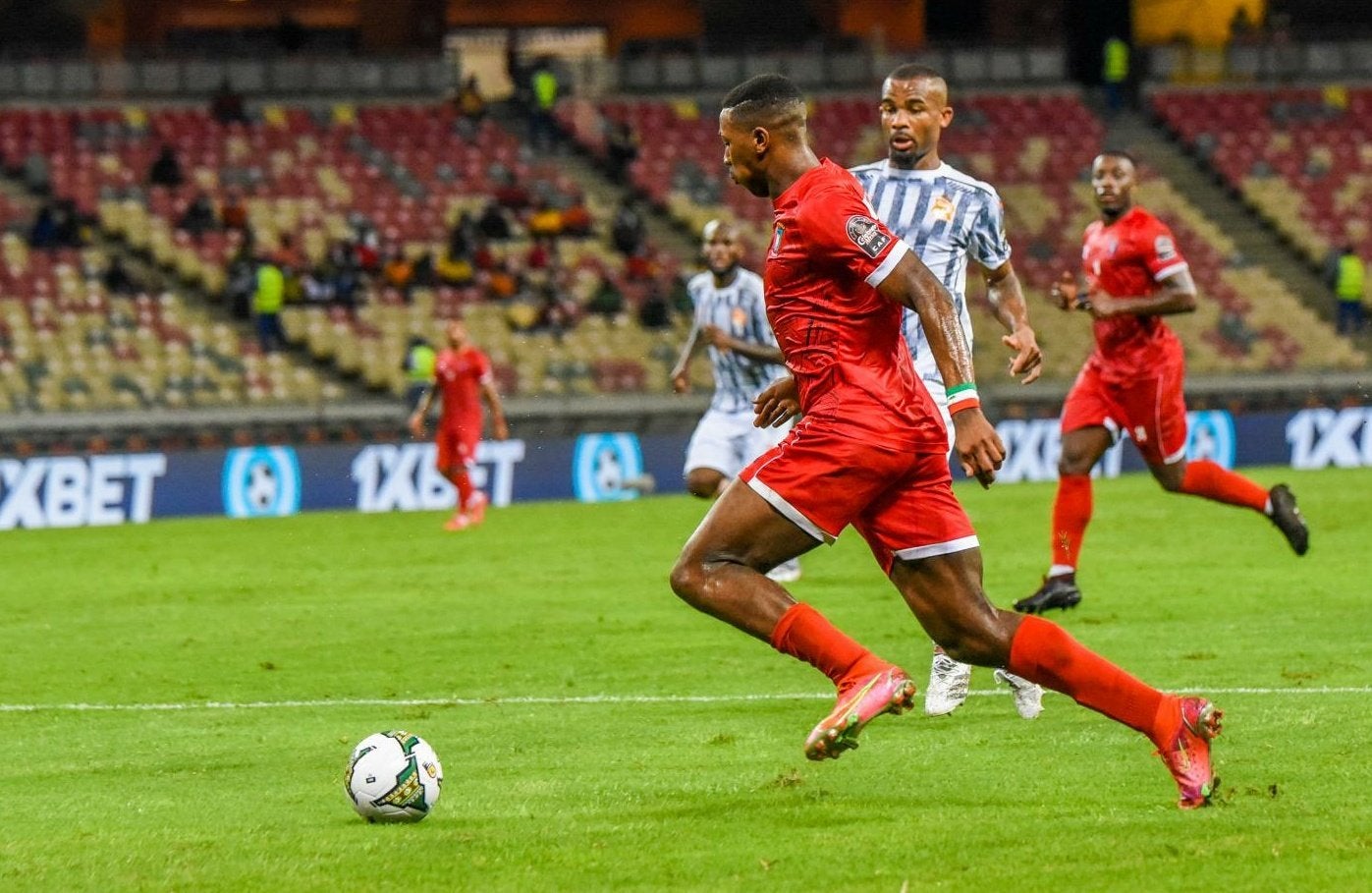 El delantero del Langreo, cedido por la Cultural, disputa la primera Copa de África a la que llega Guinea Ecuatorial por méritos propios.