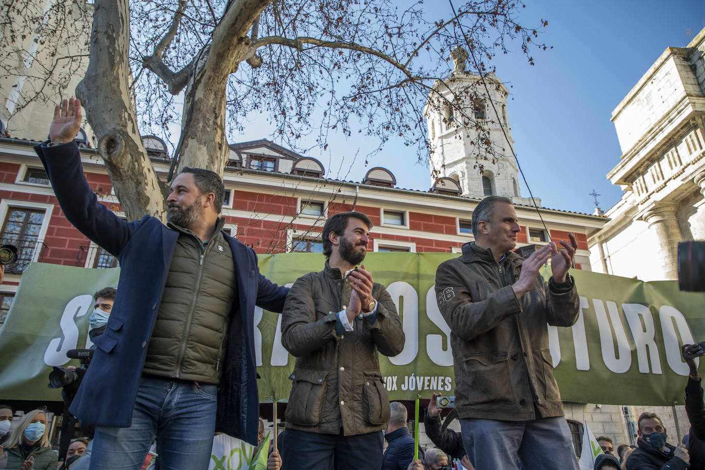 El presidente de Vox, Santiago Abascal; el secretario general, Javier Ortega-Smith, y el candidato a la Junta, Juan García-Gallardo, participan en el acto de presentación de candidaturas a las elecciones autonómicas a las Cortes.