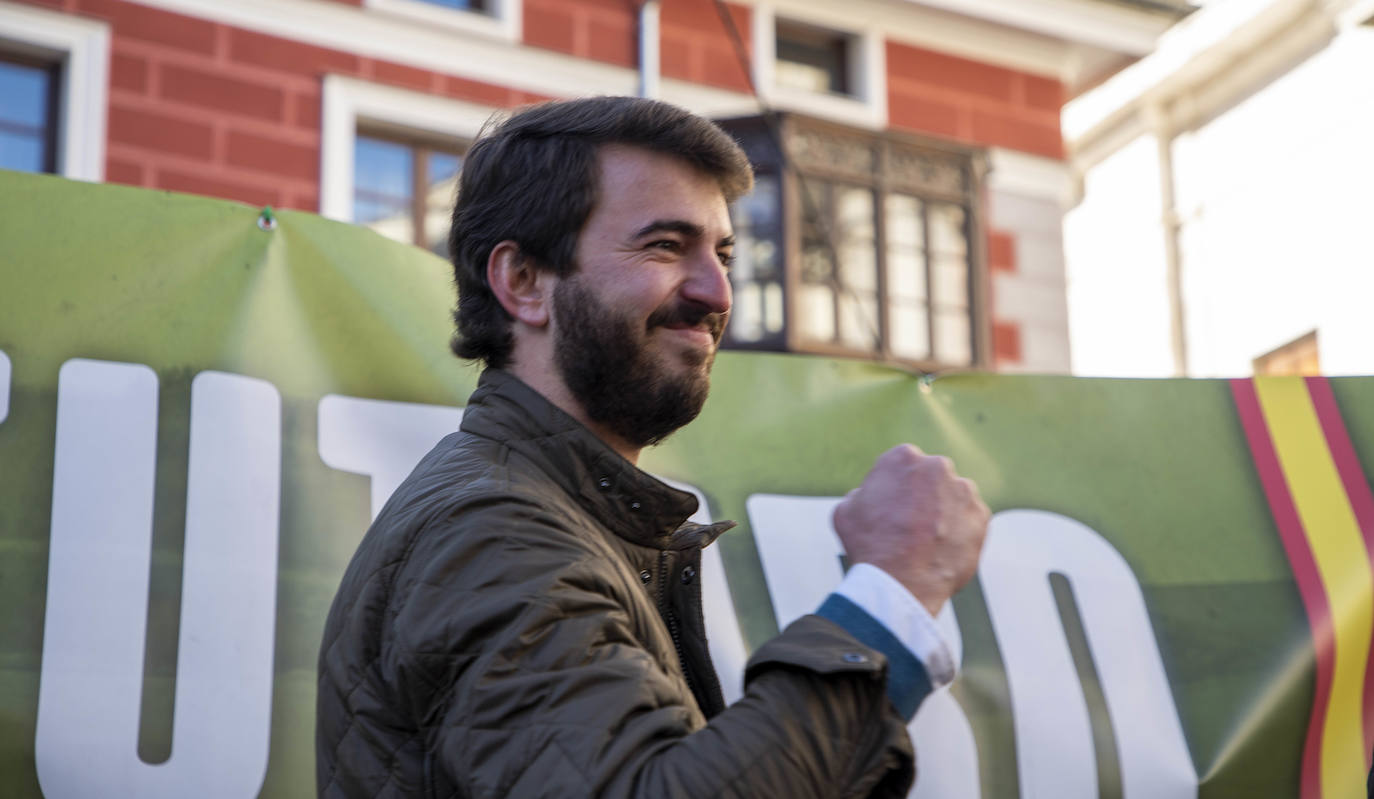 El presidente de Vox, Santiago Abascal; el secretario general, Javier Ortega-Smith, y el candidato a la Junta, Juan García-Gallardo, participan en el acto de presentación de candidaturas a las elecciones autonómicas a las Cortes.