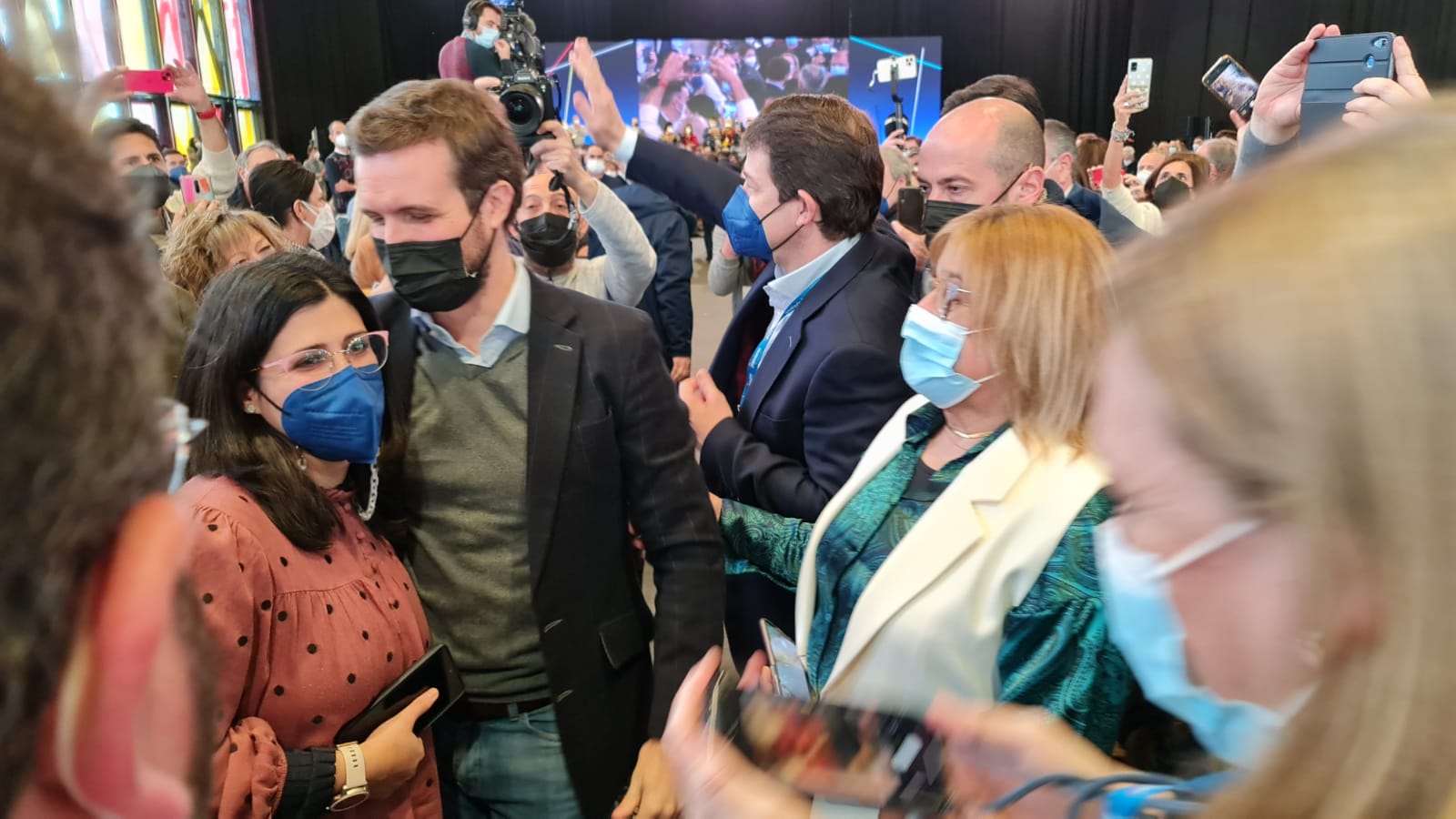 El líder de los populares es recibido entre aplausos por los compormisarios del XIV congreso autonómico del PP quese celebra en el Palacio de Exposiciones de León.