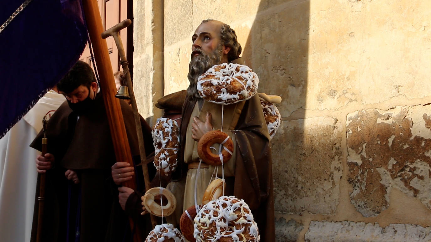 León recupera la tradición más popular de San Antón que el año pasado se canceló por la pandemia | Decenas de animales han recibido en San Marcelo su bendición que en esta ocasión ha sido colectiva desde el Ayuntamiento a pesar del frío y con el abrigo del sol de enero