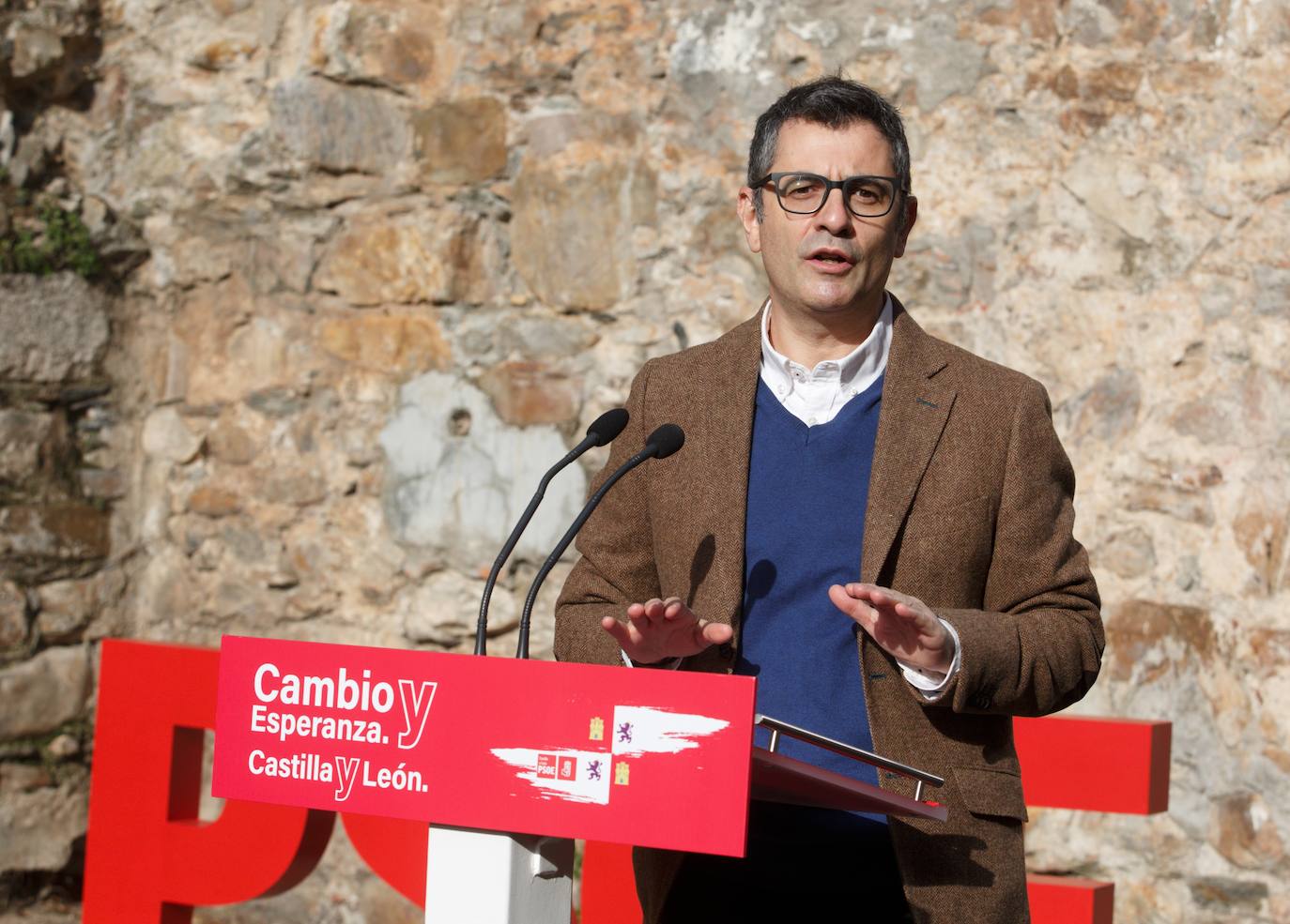 El ministro de la Presidencia, FélixBolaños, presenta a los candidatos del PSOE por León a las elecciones autonómicas acompañado del secretario autonómcio Luis Tudanca.