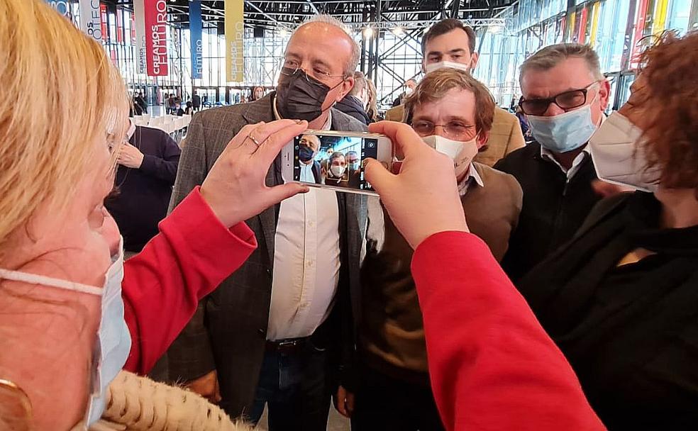 José Luis Martínez-Almeida, portavoz nacional del PP y alcalde de Madrid, se convierte en un fenómeno mediático y social en el escenario popular. En la foto es aclamado por la militancia popular en el Palacio de Exposiciones de León. 