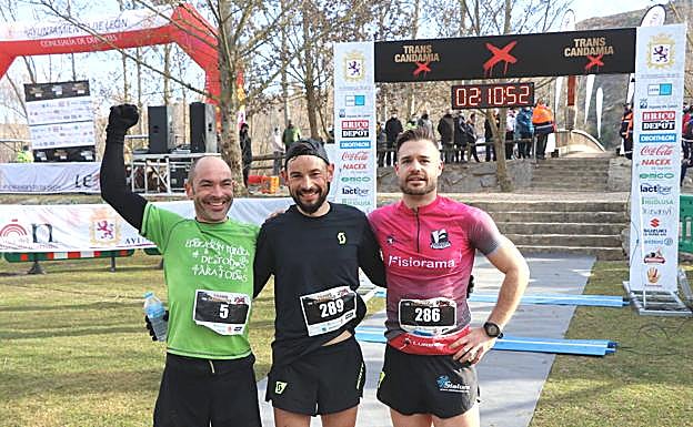Borja Fernández, Javier Domínguez y Pedro Pinillas posan tras completar el podio de la carrera de 24 kilómetros.