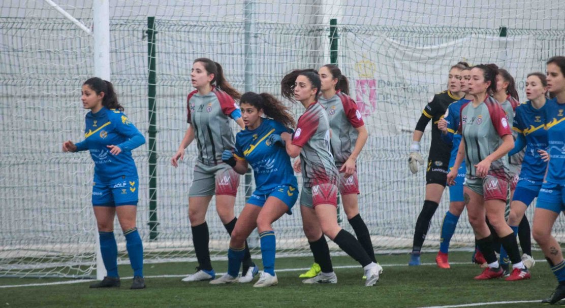 El conjunto leonés se impone al Versalles con goles de Claudia y Paula González .