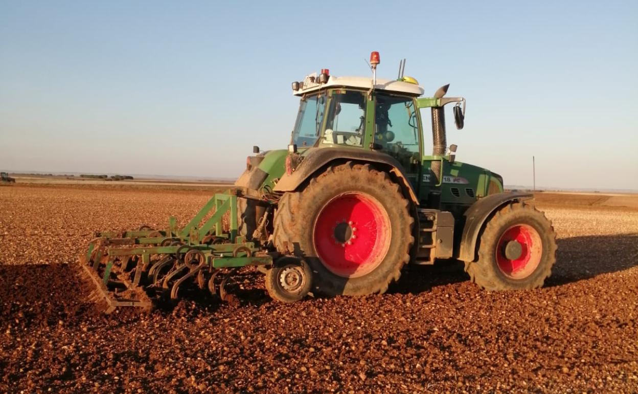 El tractor de José Antonio Sandonís con el cultivador. 