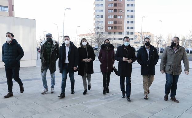 Llegada de los socialistas a la sede de Incibe, en León, durante una visita programada.