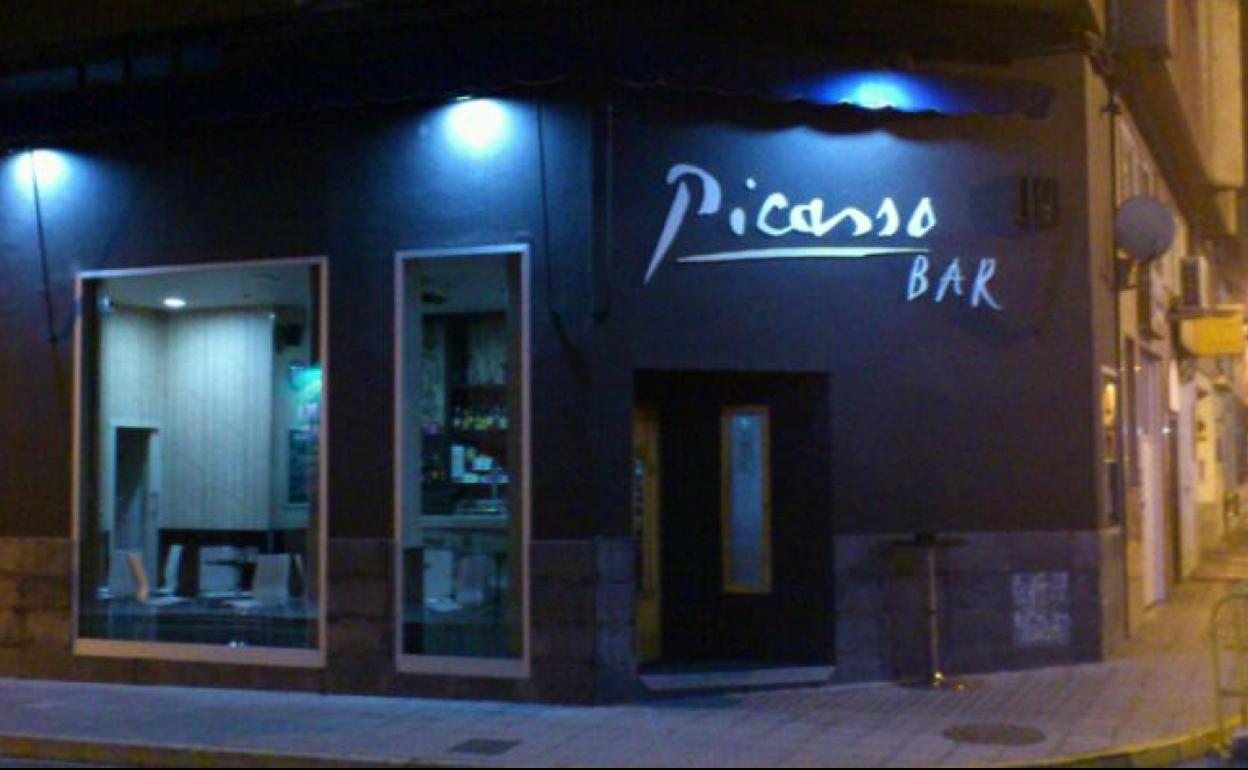 El conductor impactó contra la terraza del bar Picassl situado entre las calles Lago la Baña y Ramón y Cajal. 