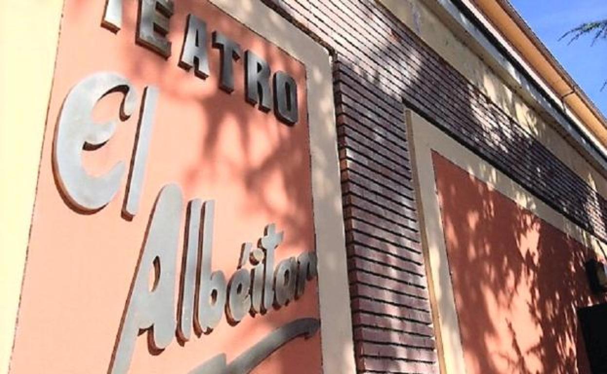 Fachada de El teatro Albeítar de León.