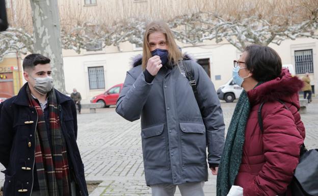 El coordinador autonómico de Podemos Castilla y León, Pablo Fernández, critica al Partido Popular por «hacer el ridículo» en una granja extensiva.