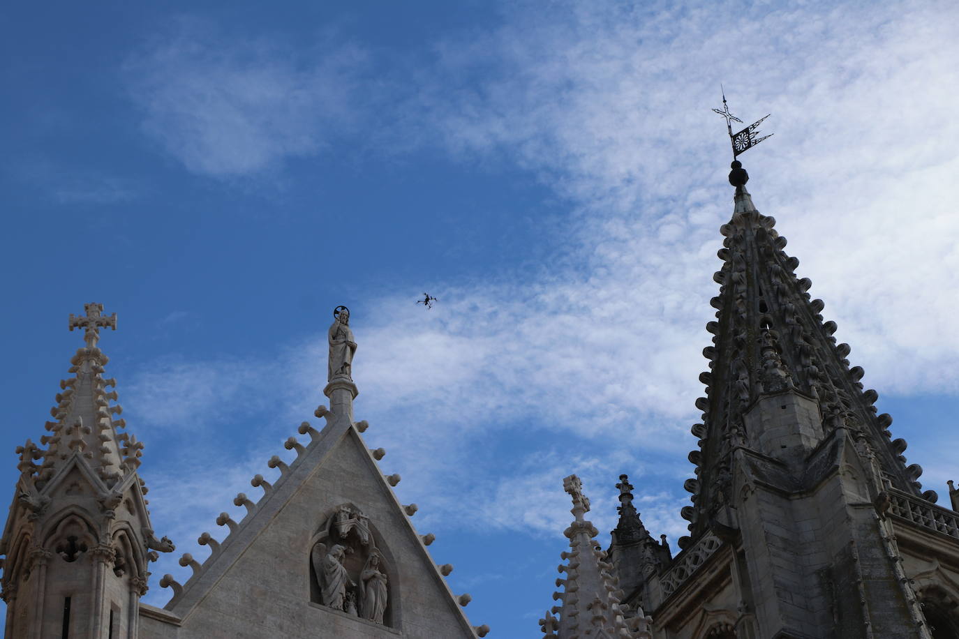 Primer vuelo del dron de Tecnosylva sobre la Catedral de León. 