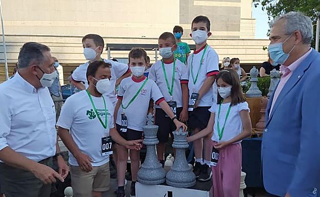 Imagen de algunas de las actividades realizadas por alumnos de Agustinos vinculadas al ajedrez. 