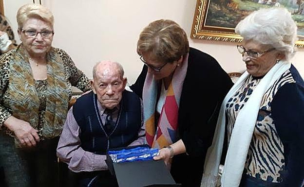 Imagen. Saturnino, en el centro de la imagen, en una de las celebraciones de su cumpleaños. 