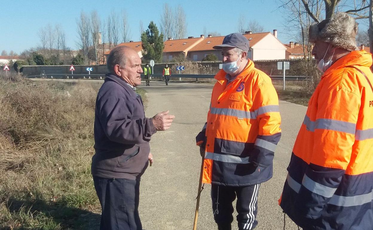 Voluntarios de Protección Civil de Valderrueda, durante las labores de rastreo. 