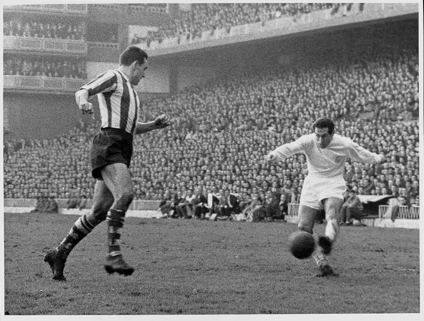 El futbolista dispara a puerta durante un partido en el Bernabéu en 1968. 