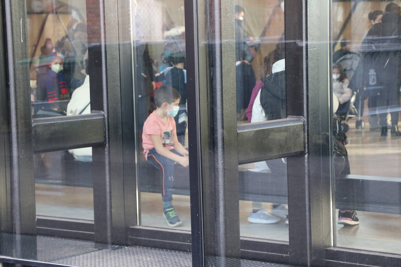 Centenares de niños han pasado por el Palacio de Exposiciones para llegar al tope de edad permitida para recibir su dosis pediátrica.