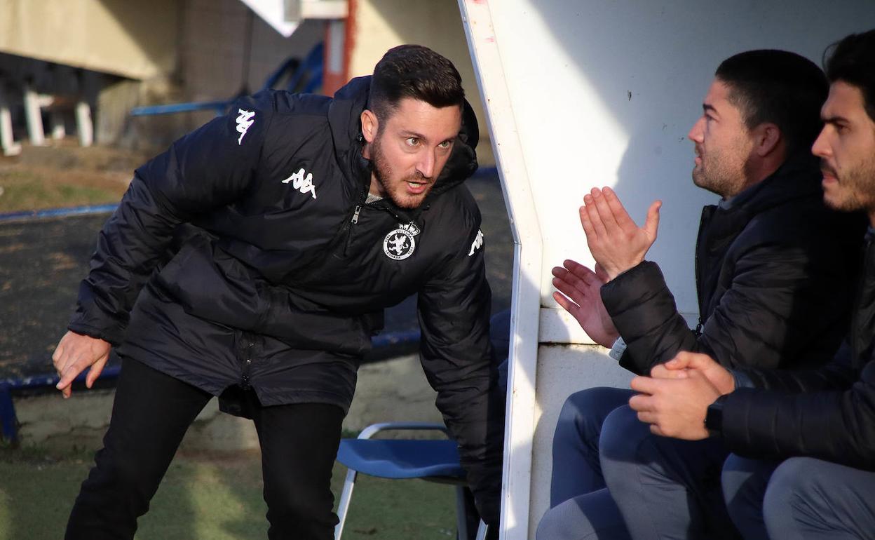 Isra Martínez, técnico del Júpiter, durante un partido de la actual temporada.