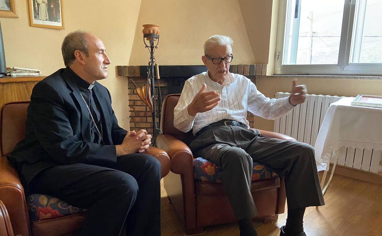 Eloy Tato Losada nació el 6 de septiembre de 1923 y estudió en el Seminario de Astorga, donde recibió la ordenación sacerdotal el 15 de junio de 1946.