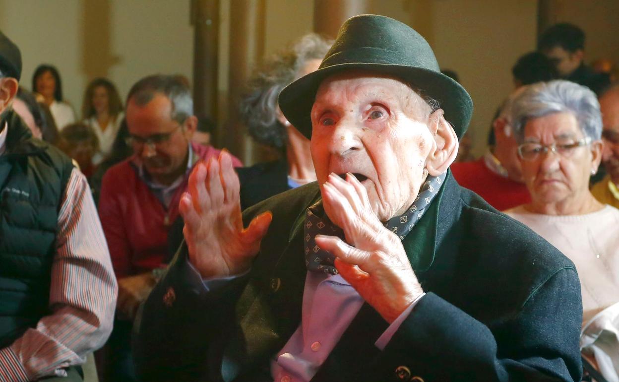 Antonio Alvarado Largo en un acto de homenaje a mayores en León.