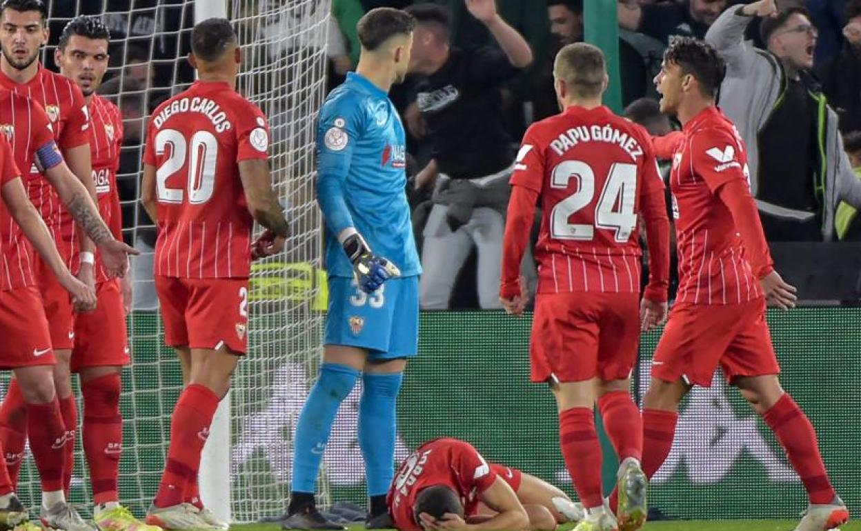 El jugador del Sevilla Joan Jordán, tendido en el césped tras la agresión en el Villamarín. 