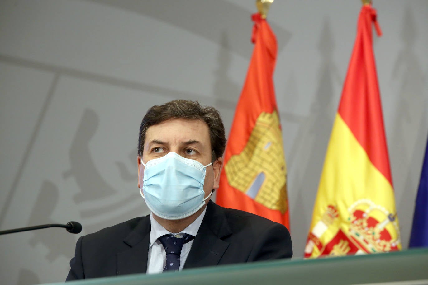 El consejero de Economía y Hacienda y portavoz, Carlos Fernández Carriedo, y el consejero de Sanidad, Alejandro Vázquez, comparecen en rueda de prensa posterior al Consejo de Gobierno.