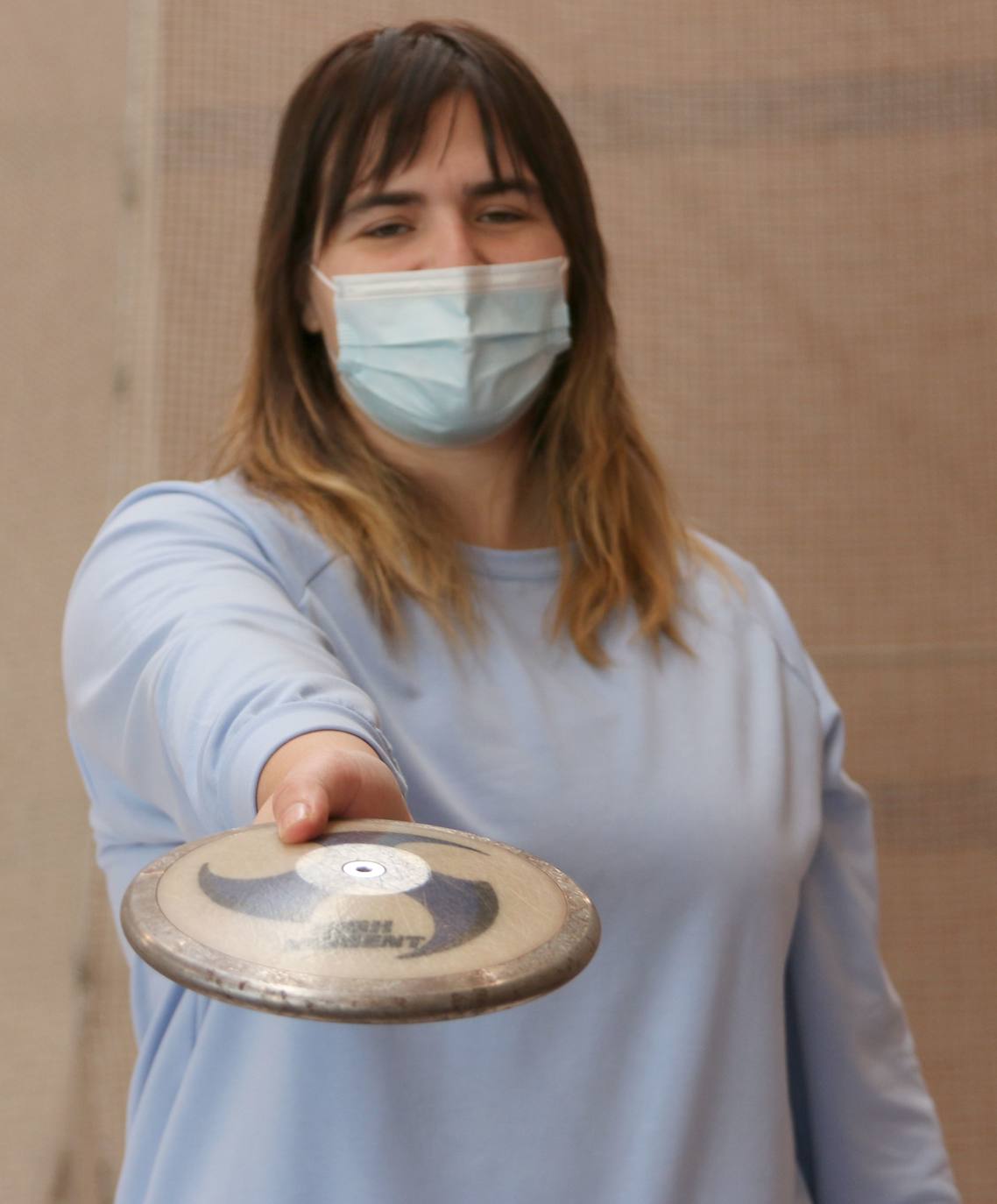 La lanzadora berciana retoma más de dos años después el atletismo con el objetivo de ser competitiva de nuevo y que sus hijos la vean lanzar.