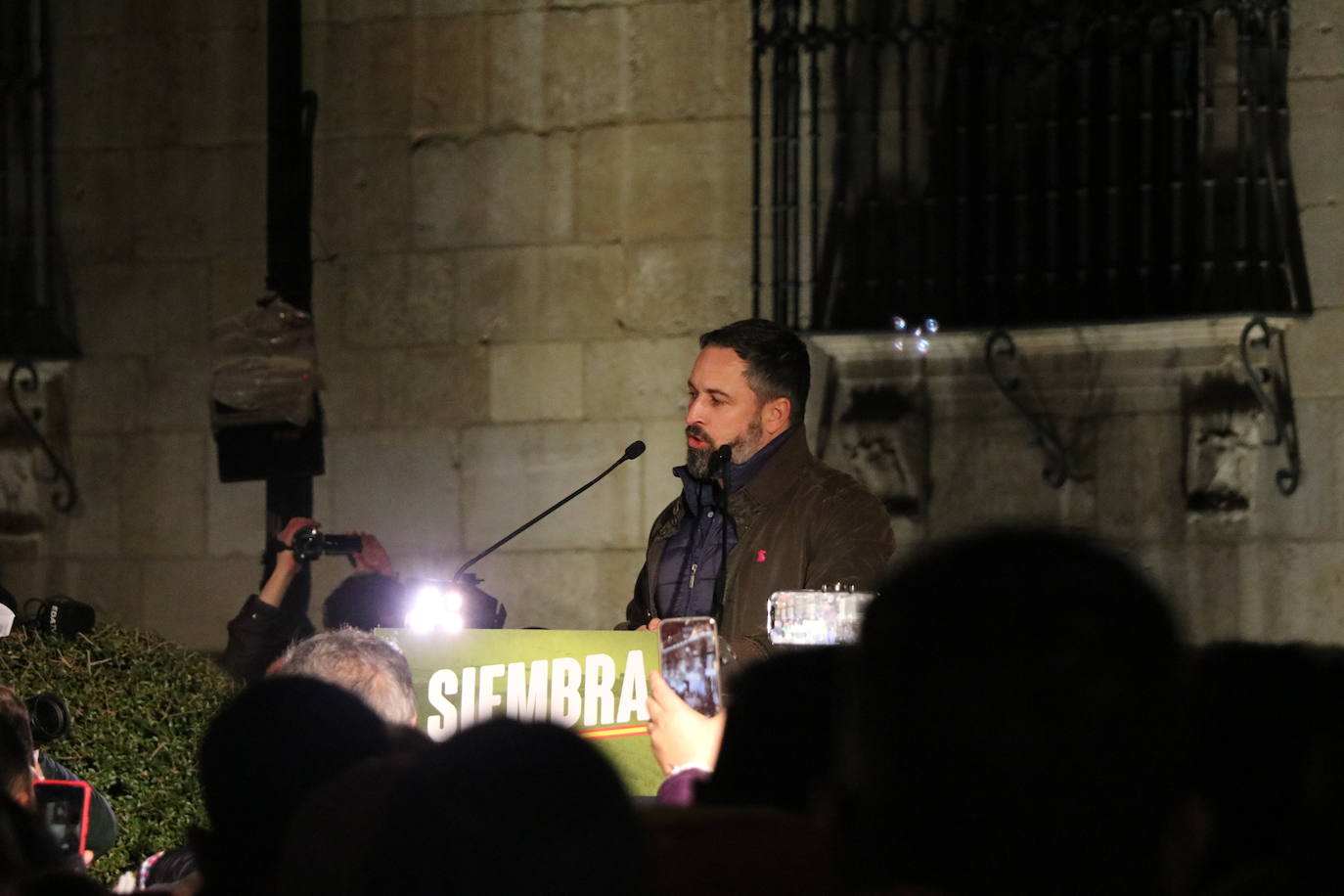 La formación cuenta con su líder, Santiago Abascal, en la presentación de su candidato a la Junta.